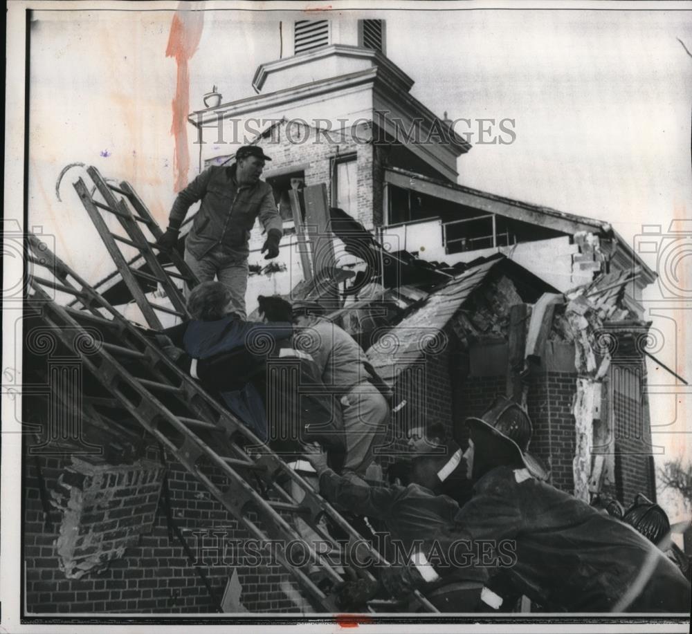 1967 Press Photo Firemen Carry Victims Out Of St Rose Of Lima Church - Historic Images