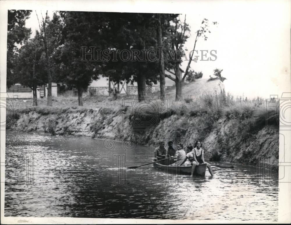 1939 Press Photo Ladies boating at Camp Merriam - Historic Images