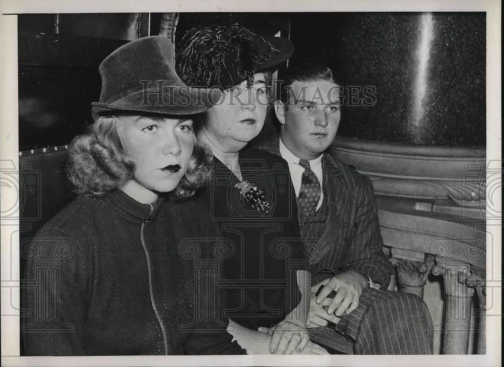 1939 Press Photo Albany, NY B Martin,Mrs GW Martin, G Martin Jr, dad took bribes - Historic Images