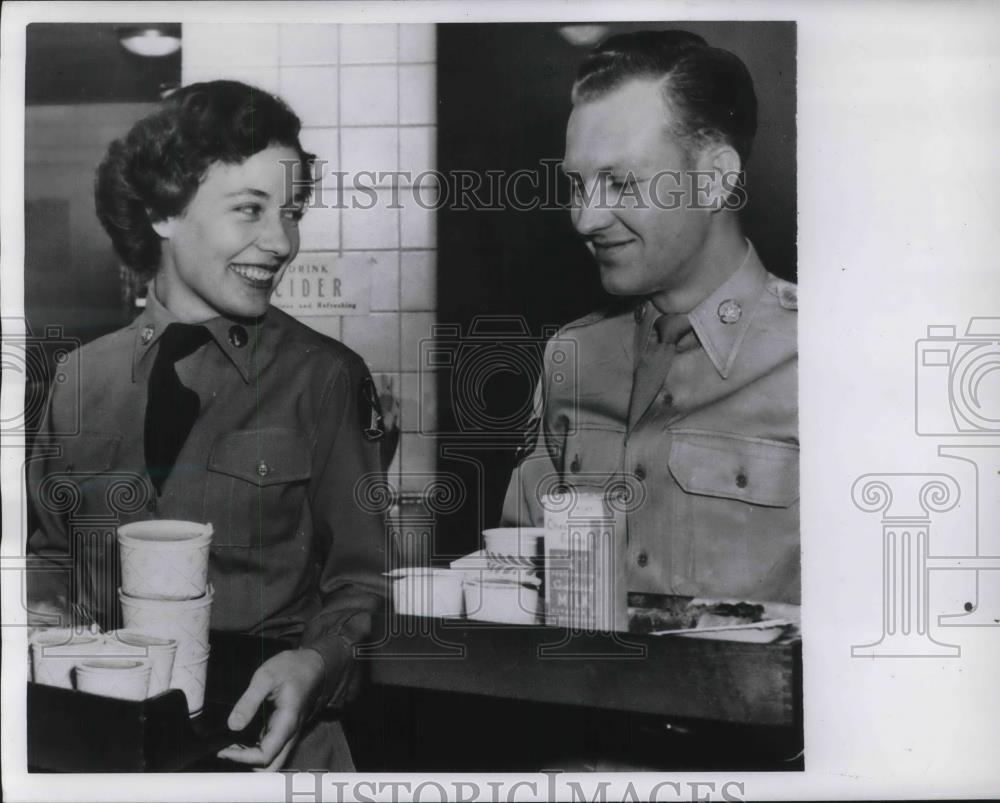 1950 Press Photo Pentagon workers getting coffee for the office - Historic Images