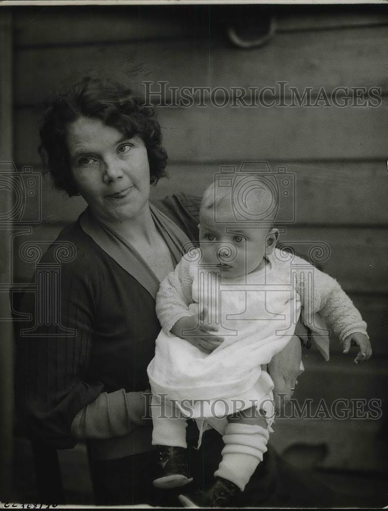 1934 Press Photo Mr Ambrose Harrison &amp; baby son Paul - Historic Images