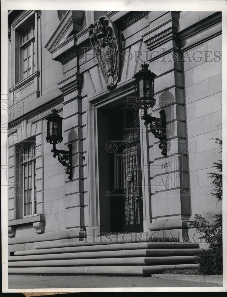 1941 Press Photo Letter V Scribbled Beside Door of Italian Embassy Washington DC - Historic Images