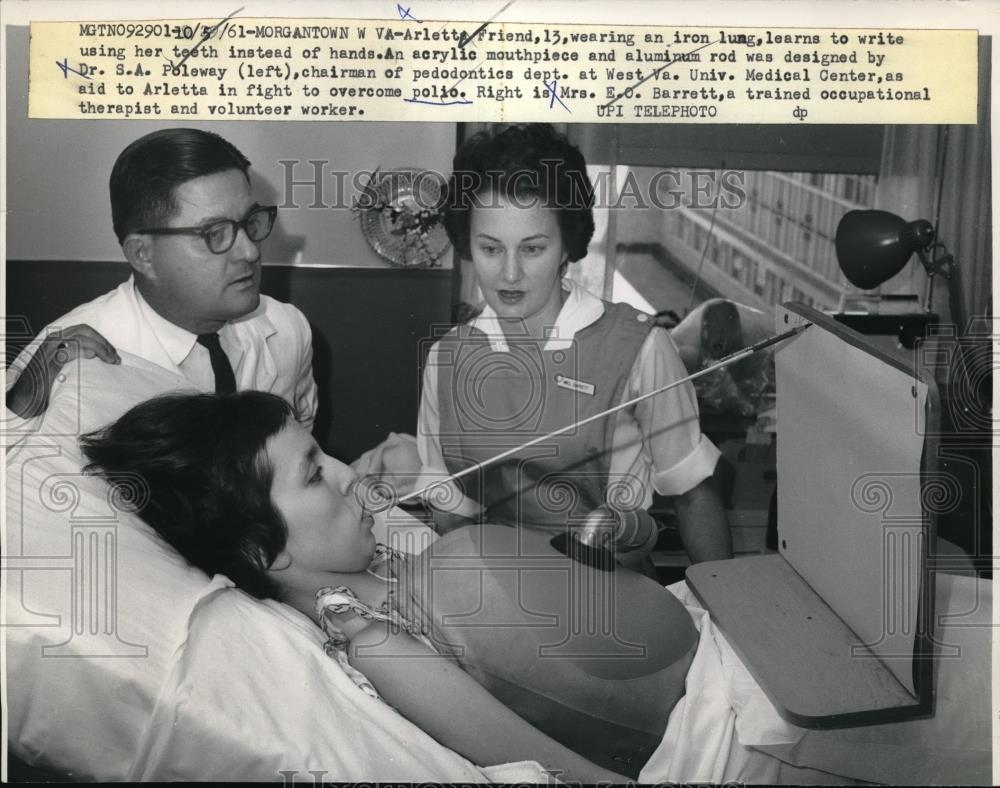 1961 Press Photo Arletta Friend Writes with Teeth, Dr. S. Poleway, Mrs. Barrett - Historic Images