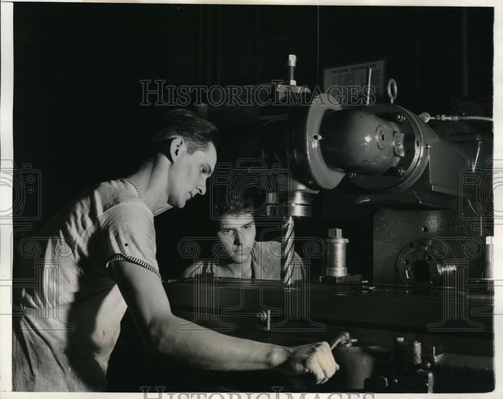 1940 Press Photo Frank Eckert,Rbt Dorshaw milling machine at Budd School in Pa. - Historic Images