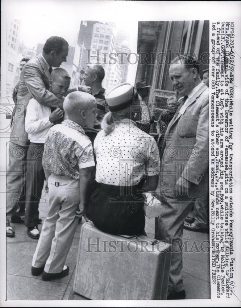 1957 Press Photo Gov. Clement and wife of Tennessee speak with Richard Gunn - Historic Images