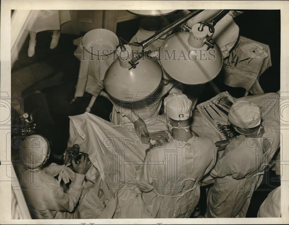 1938 Press Photo Osteopathic surgeons at an operation - Historic Images