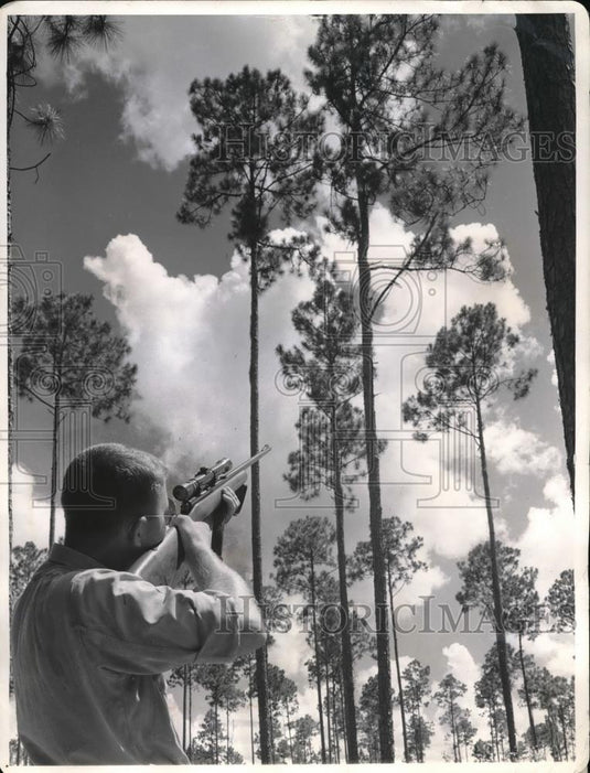 1962 Press Photo A hunter at Buckeye Cellulose Corp with telescoped rifle - Historic Images