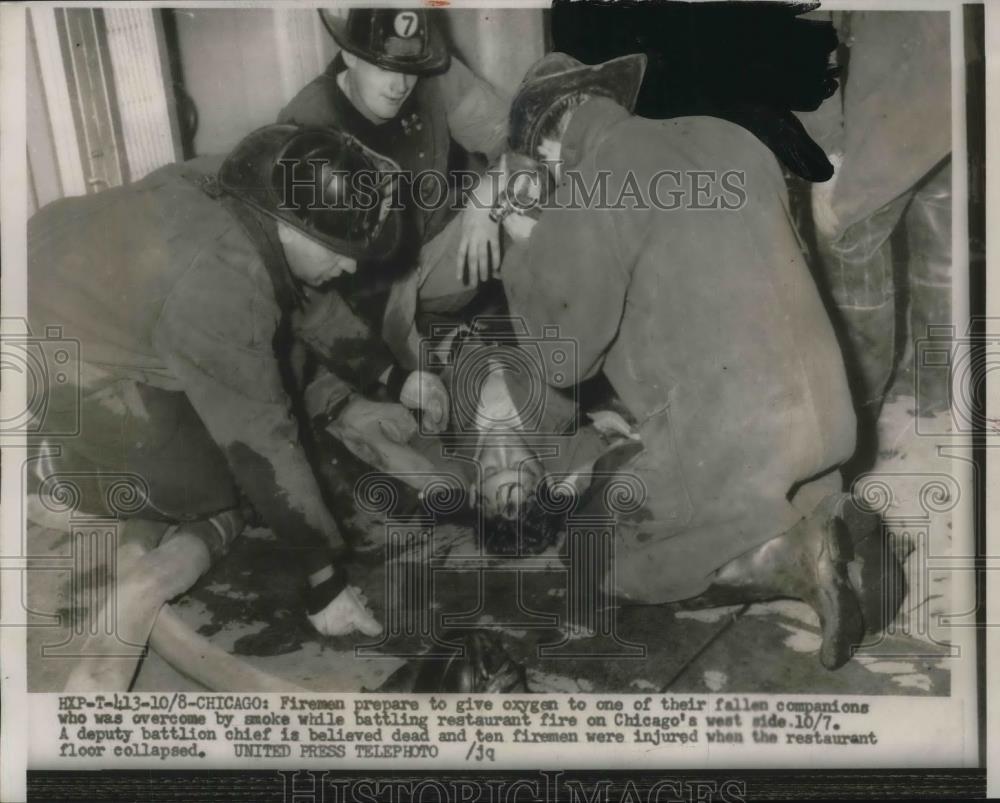 1954 Press Photo Firemen Gives Oxygen to victim - Historic Images