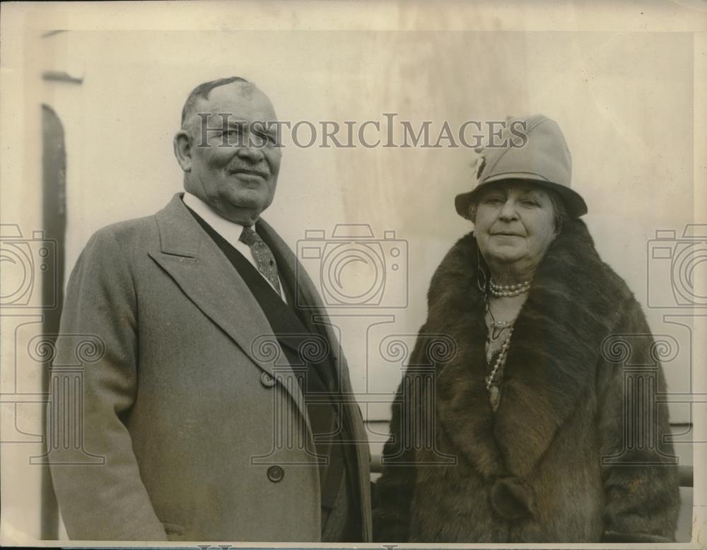 1927 Press Photo Mr. and Mrs. Michael Flaherty of Chicago aboard SS Berengaria - Historic Images