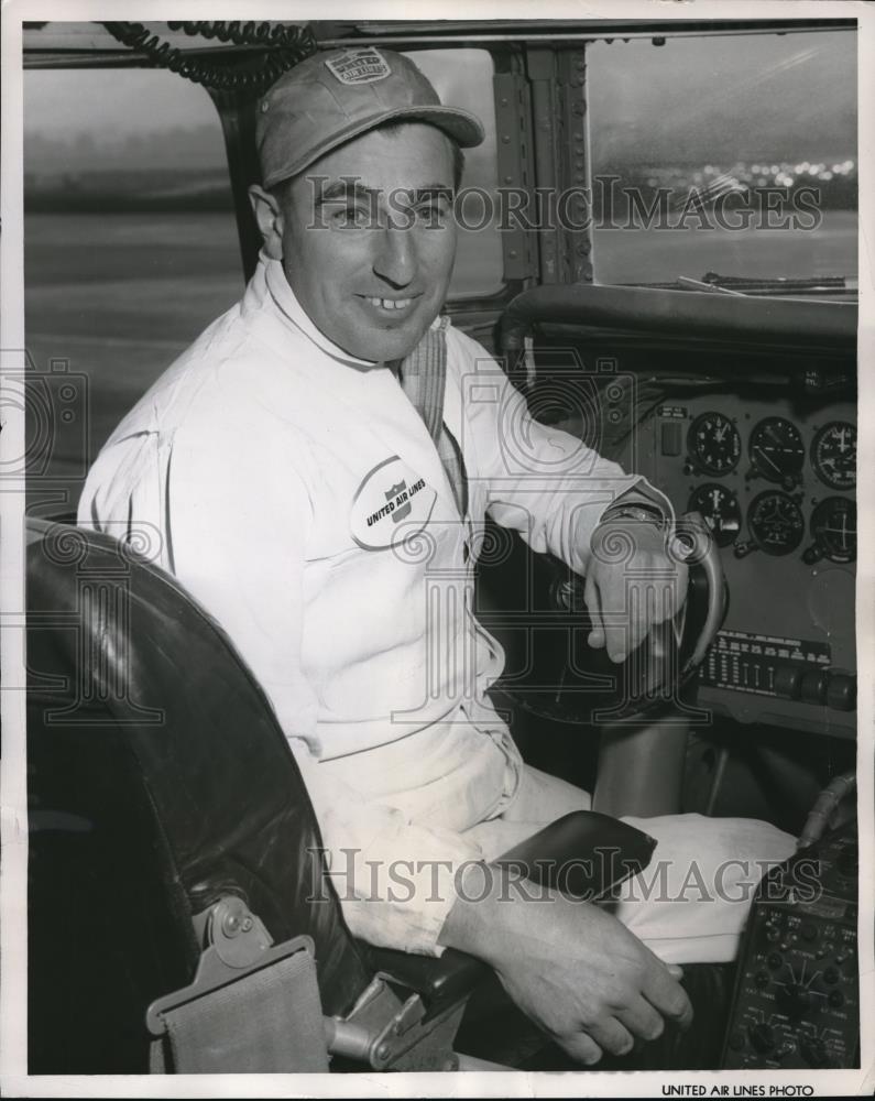 1957 Press Photo David Adler, United Air Lines Mechanic - Historic Images