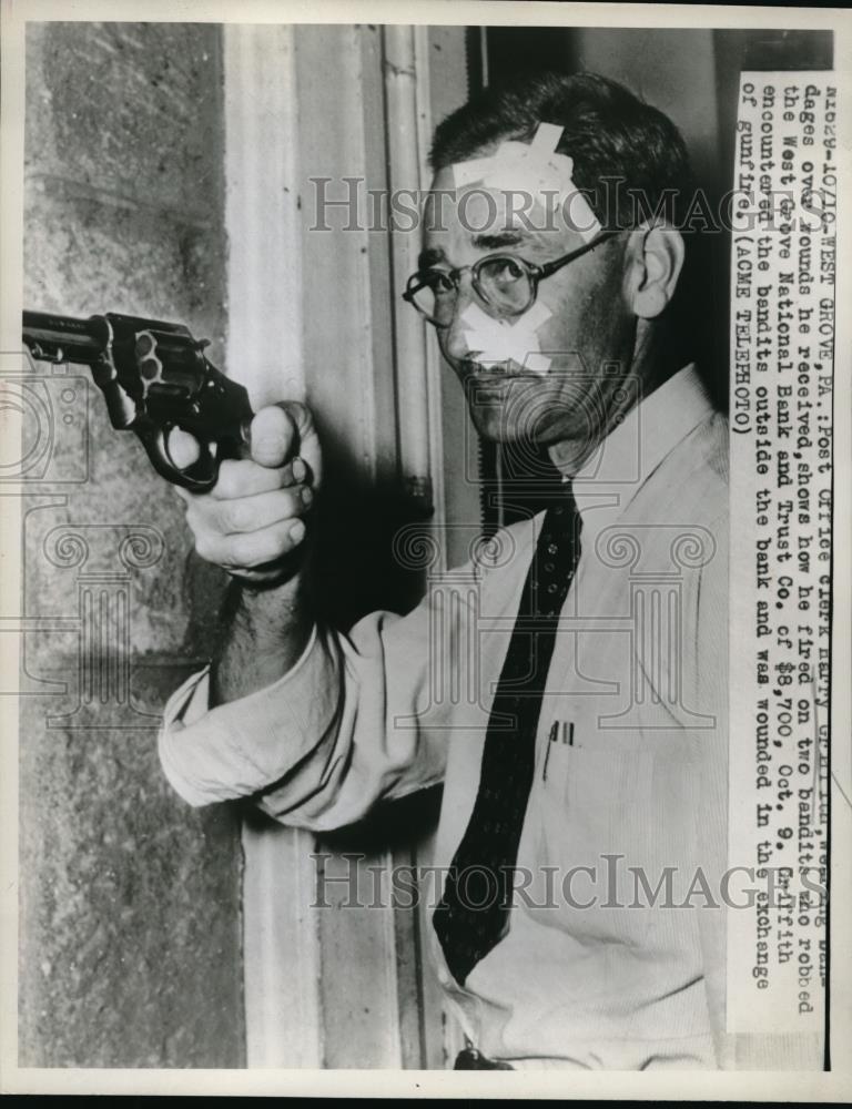 1947 Press Photo Post Office Clerk Harry Griffith shows how he fired on bandits - Historic Images