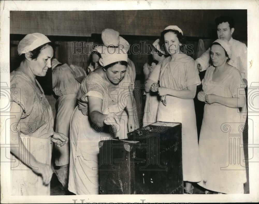 1937 Press Photo Employees Of Smoked Sausage Dept Of Armour &amp; Company - Historic Images