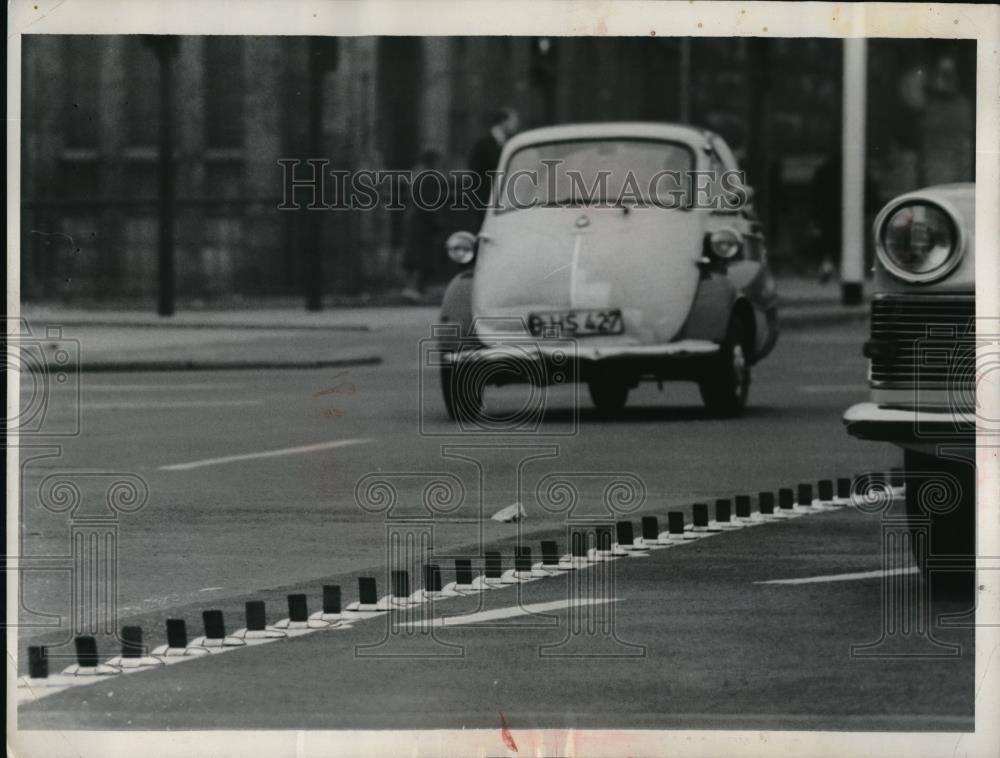 1962 Press Photo Rubber Tabs Line White Line On Autobahn In West Berlin - Historic Images