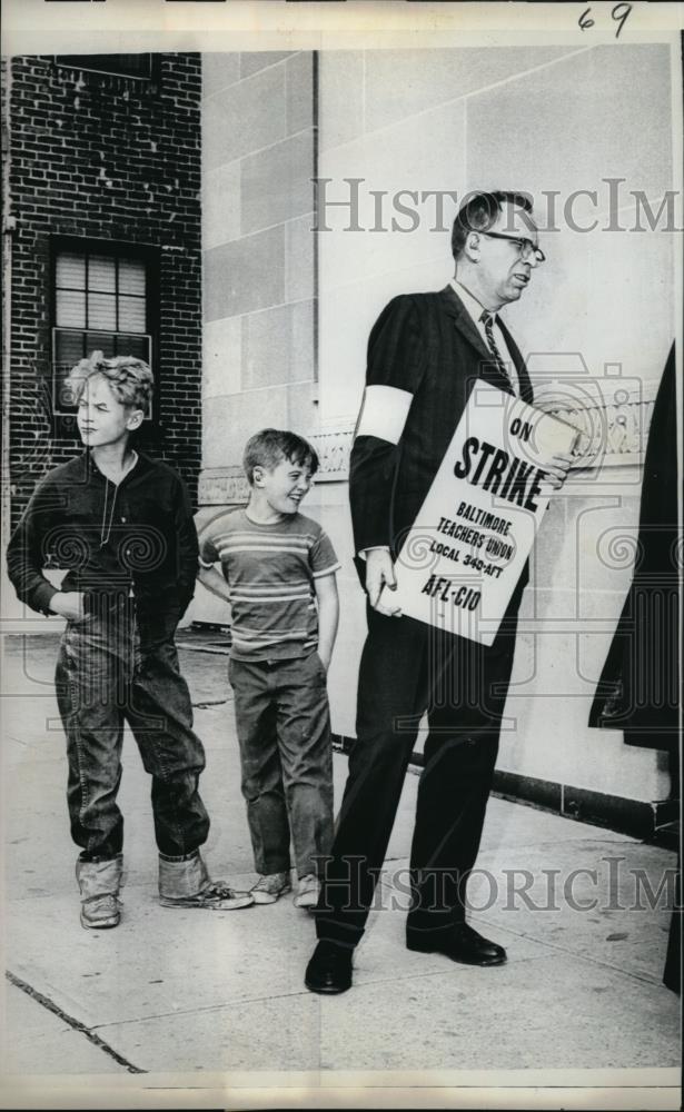 1967 Press Photo Picket outside the Dept. of Education - Historic Images