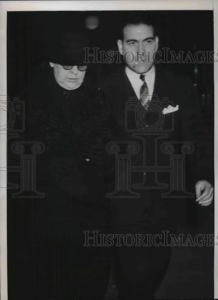 1938 Press Photo Chicago, Ill. Mrs Charles Ross at Sealund trial with a G-man - Historic Images