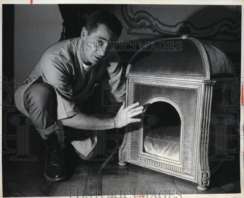 1969 Press Photo NYC, Bill Gordon &amp; Queen Antoinette&#39;s doghouse on display - Historic Images