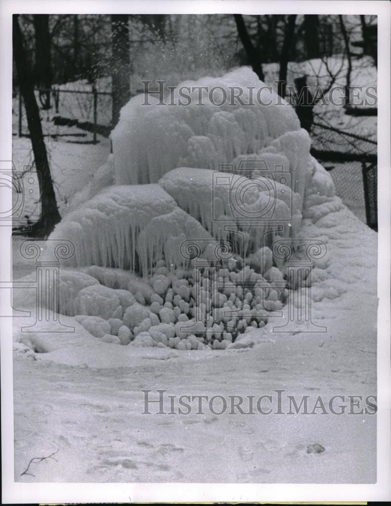 1963 Press Photo Mass of ice, over 12-feet-high, formed by water spray from pipe - Historic Images