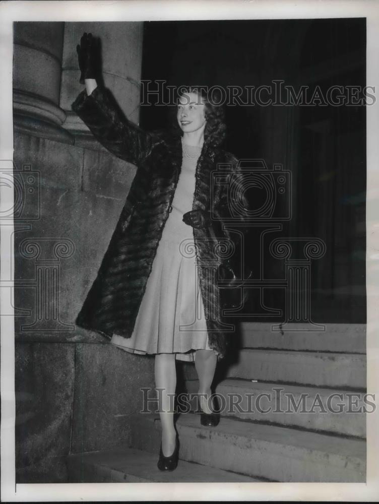 1947 Press Photo Miss Arlene Reynolds, official nurse to Legislature members - Historic Images