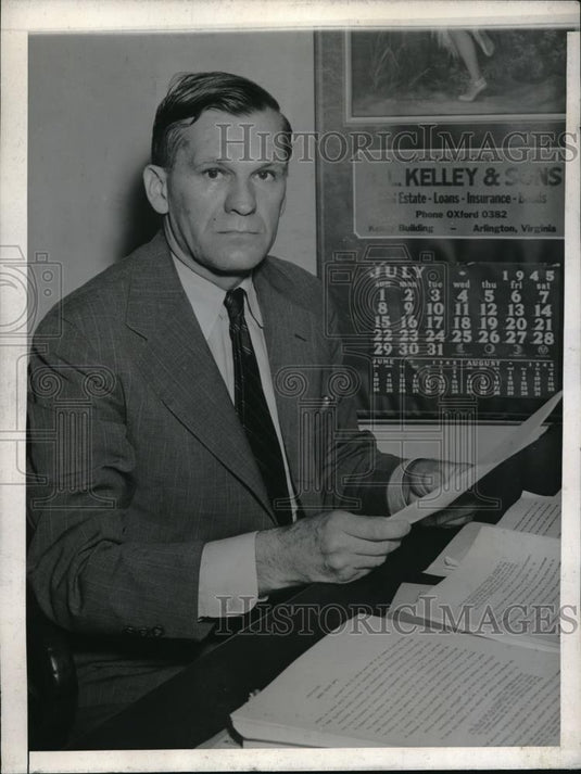 1945 Press Photo Arlington VA County Auditor John Locke Green Starts Campaign - Historic Images