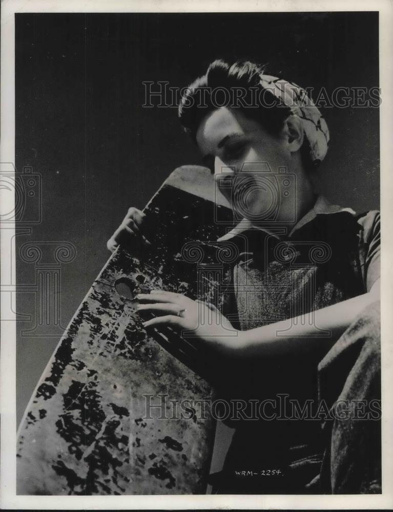 1942 Press Photo Phyllis O&#39;Connor Who Works In A Canadian Aluminum Plant - Historic Images