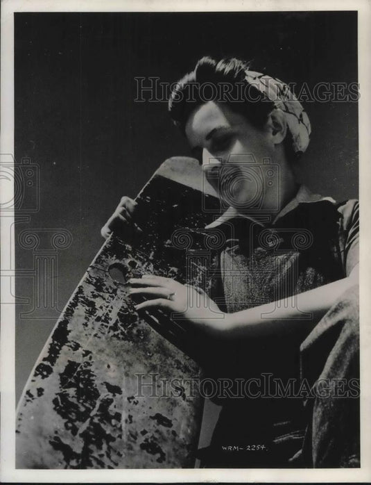1942 Press Photo Phyllis O'Connor Who Works In A Canadian Aluminum Plant - Historic Images