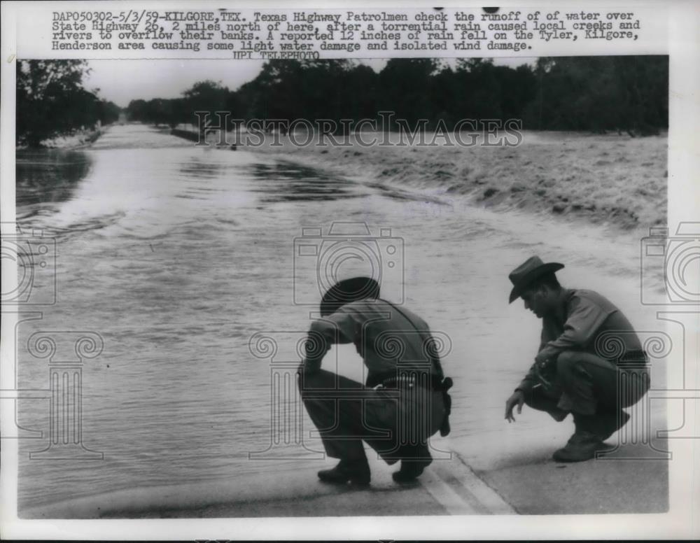 1959 Press Photo Texas Highway Patrolmen check runoff over State Highway 26 - Historic Images