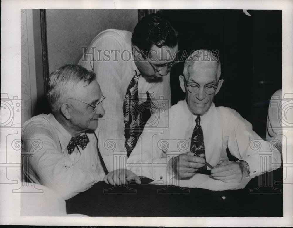 1948 Press Photo Josh Gett Francis Townsend and Floyd Kaneaster at a convention. - Historic Images