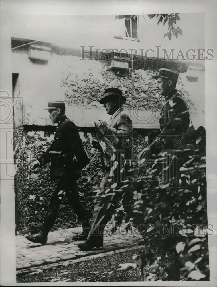 1934 Press Photo Count Guillame De Seur to jail at Pontoise, France - Historic Images