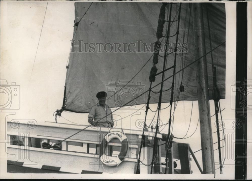 1957 Press Photo Commander Alan Villiers Guides His Boat to Mass. Coastline - Historic Images