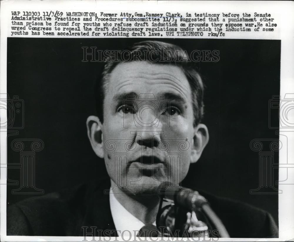 1969 Press Photo Ramsey Clark appearing before the senate speaking on draft laws - Historic Images