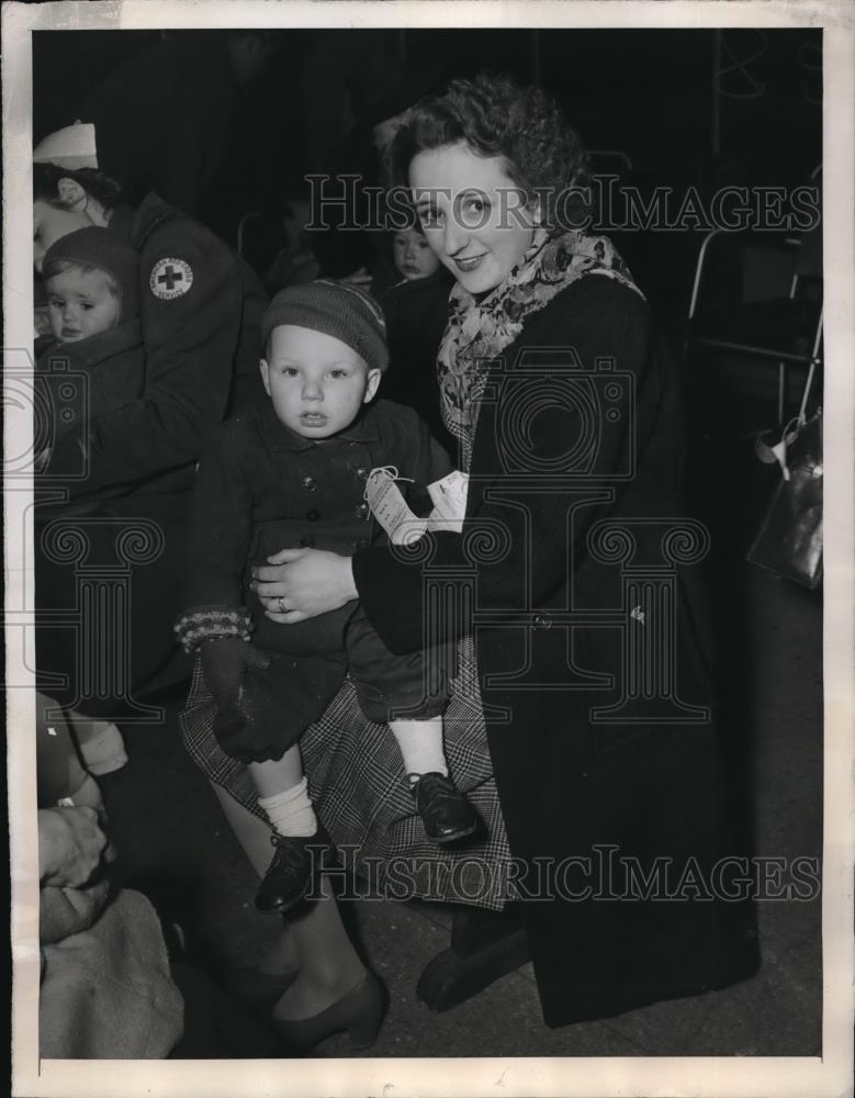 1946 Press Photo War Bride Hilda Balcon &amp; Her Son Reginald Arrive In New York - Historic Images