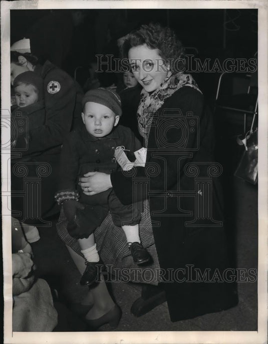 1946 Press Photo War Bride Hilda Balcon & Her Son Reginald Arrive In New York - Historic Images