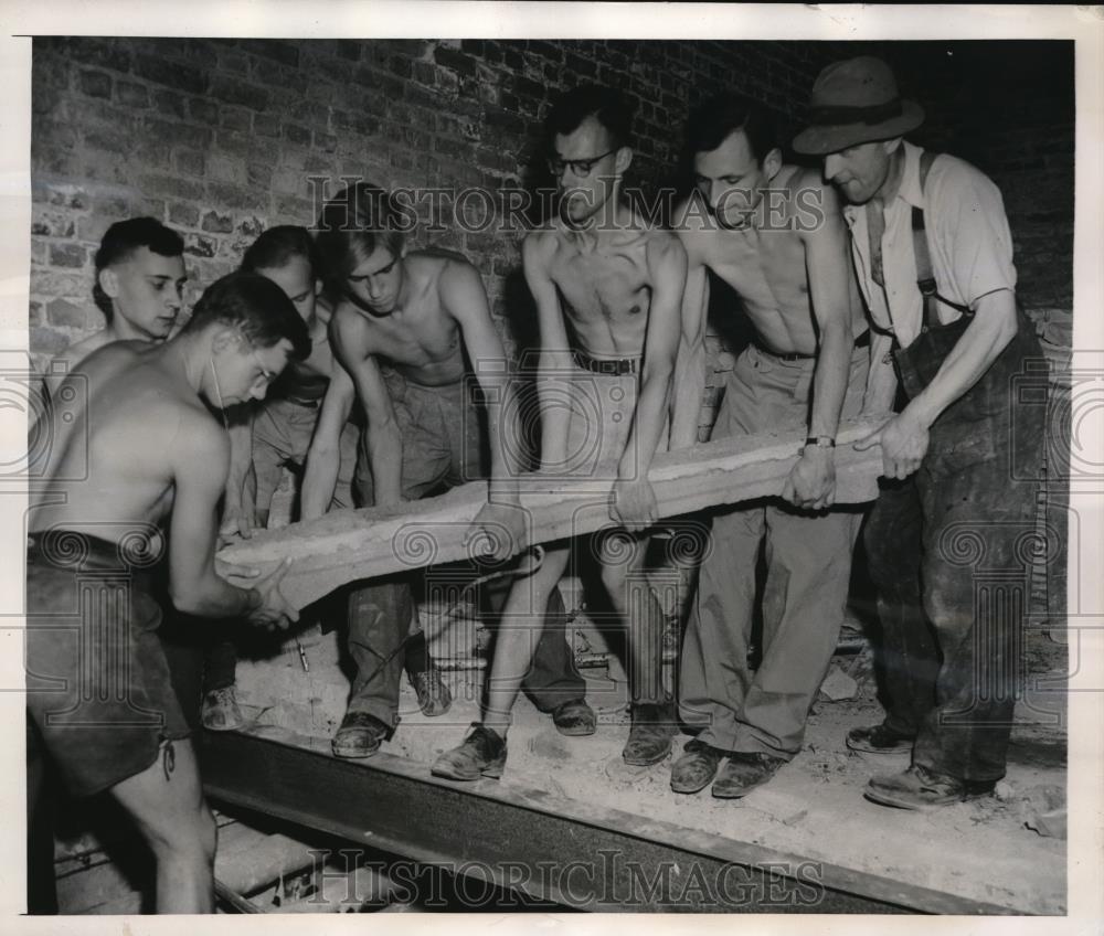 1947 Press Photo Bricklayer &amp; workers at Berlin&#39;s Technical Univ rebuilding - Historic Images