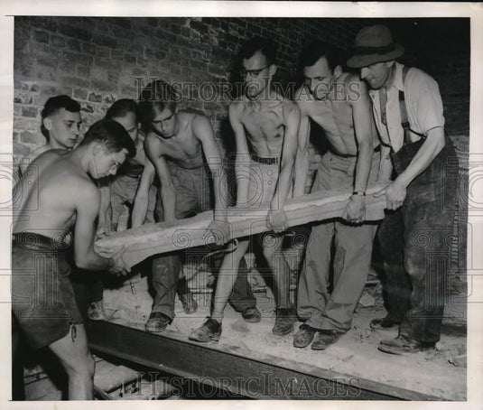 1947 Press Photo Bricklayer & workers at Berlin's Technical Univ rebuilding - Historic Images