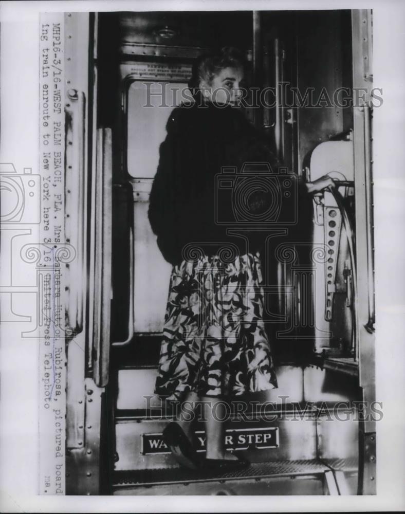 1954 Press Photo Barbara Hutton Rubirosa Boarding Train to New York - Historic Images