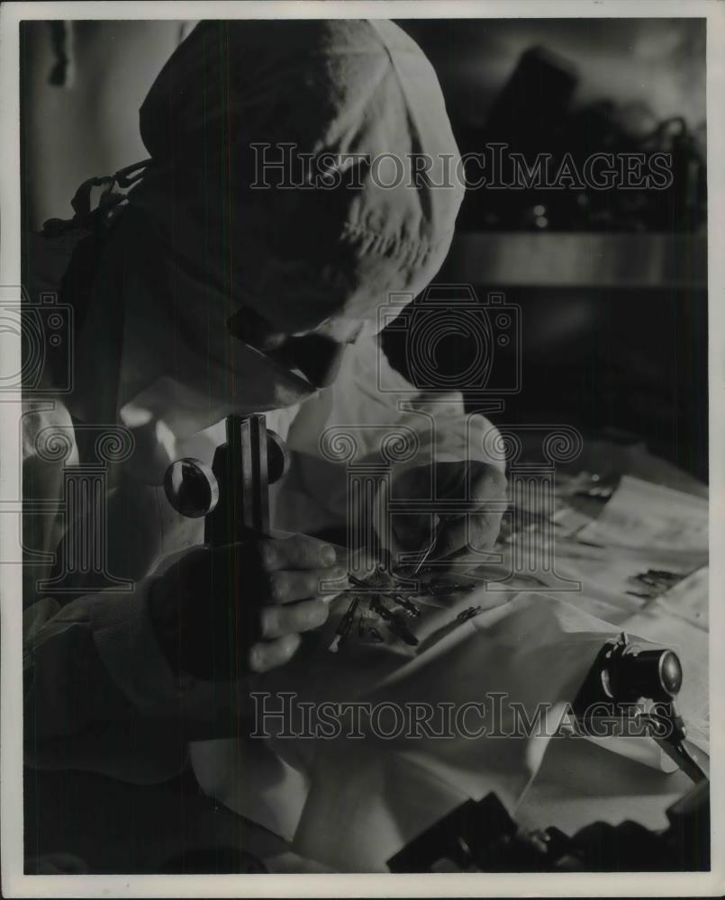 1957 Press Photo Technician Transplant Chamber Dr. Glenn Algire - Historic Images