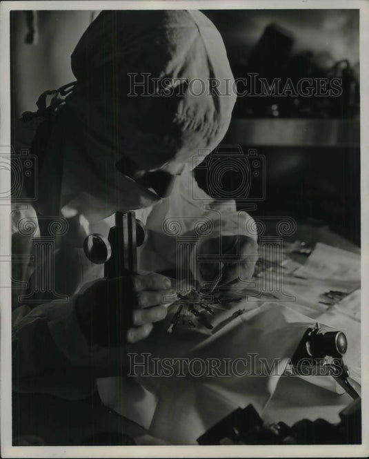 1957 Press Photo Technician Transplant Chamber Dr. Glenn Algire - Historic Images
