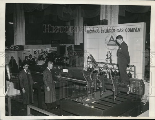 1940 Press Photo Natl Gas Cylinder Co. new cutting machine - Historic Images