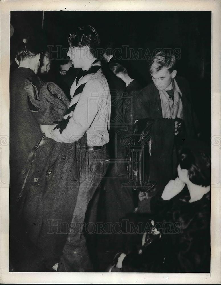 1939 Press Photo London, England, survivors of sunk ship Spaardam arrive - Historic Images