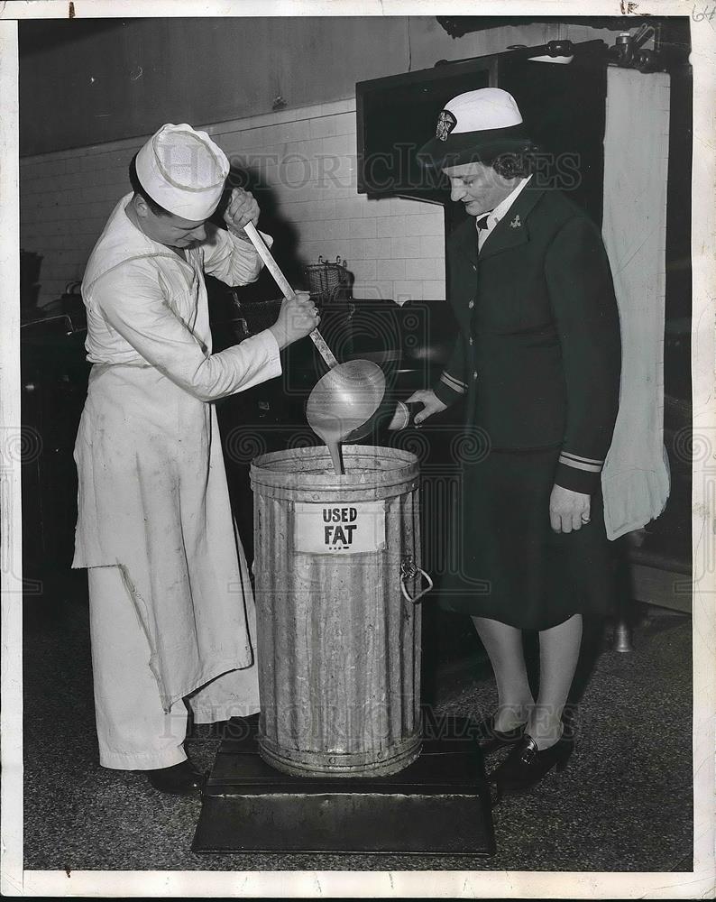 1945 Press Photo cook shows Lt. Helen Jacobs how galley fat is saved - Historic Images