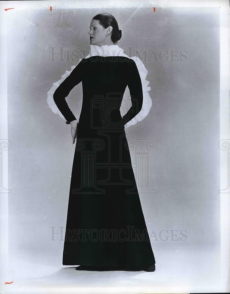1972 Press Photo Pierre Cardin black velvet dress on a model - Historic Images