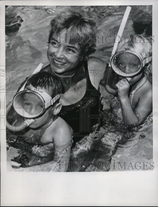 1961 Press Photo Alma Beck Water Robin Astin Nancy Blasshke - Historic Images