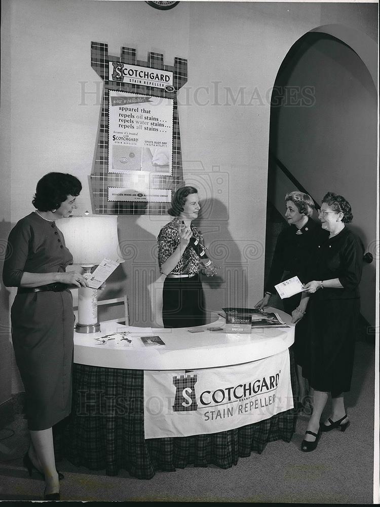1958 Press Photo Rothschild-Young Quinlan saleswomen try Scotchgard repellant - Historic Images