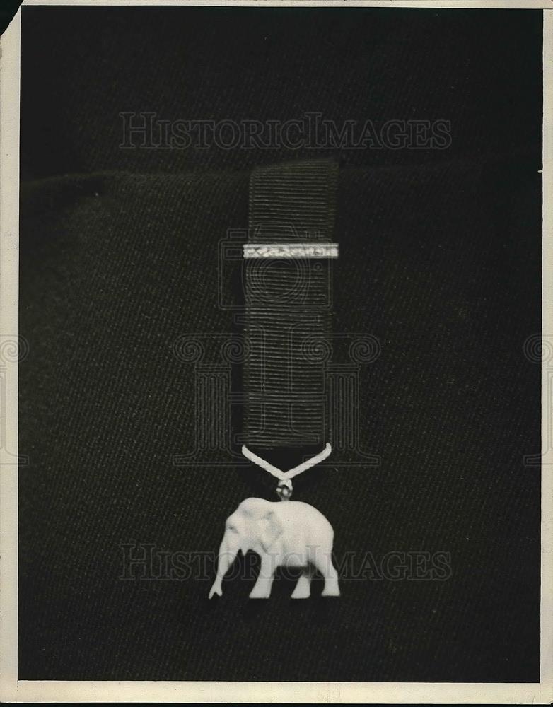 1924 Press Photo A elephant necklace &amp; chain on display - Historic Images