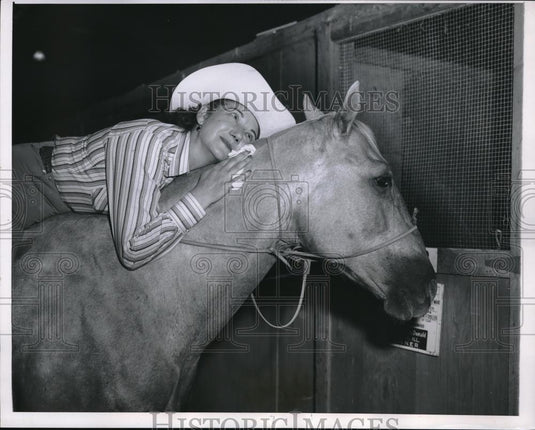 1957 Press Photo Ruth Macdonald Hugs Flo Silver Tone At International Dairy Show - Historic Images