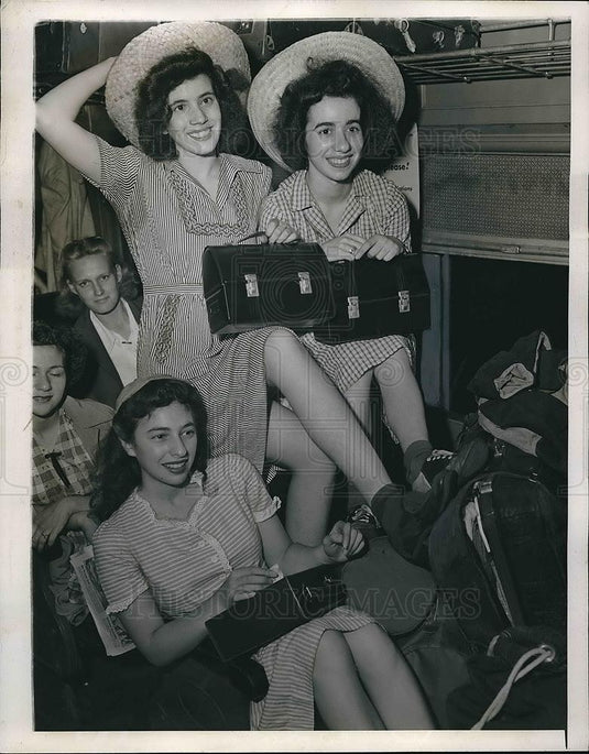 1944 Press Photo Women's Land Army volunteers in England - Historic Images
