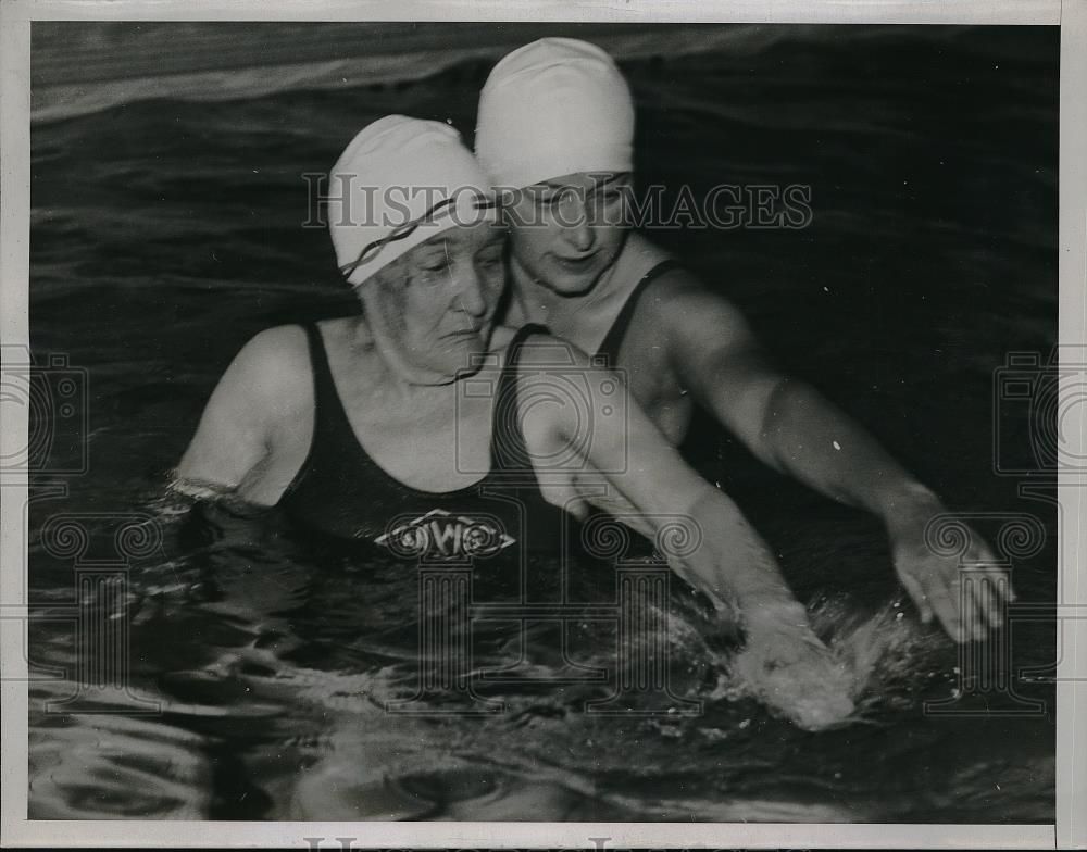 1935 Press Photo Mrs Jean Lawrie Hodgson Learning to swim with instructor - Historic Images