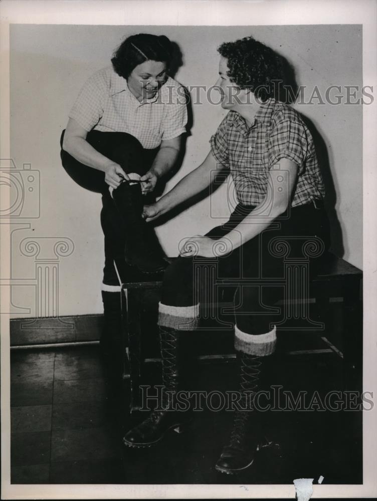 1939 Press Photo Seattle,Wash. Mrs Gladys Houghton, Mrs Nita Reith to hike mts - Historic Images