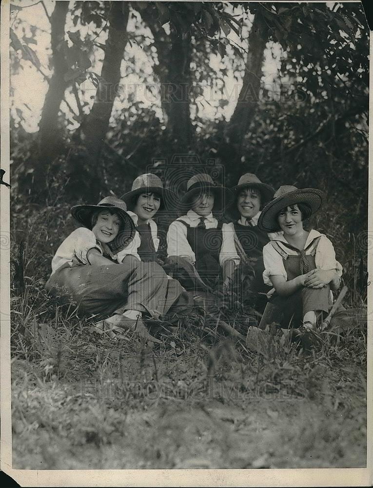 1924 Press Photo Women farmers in a field - Historic Images