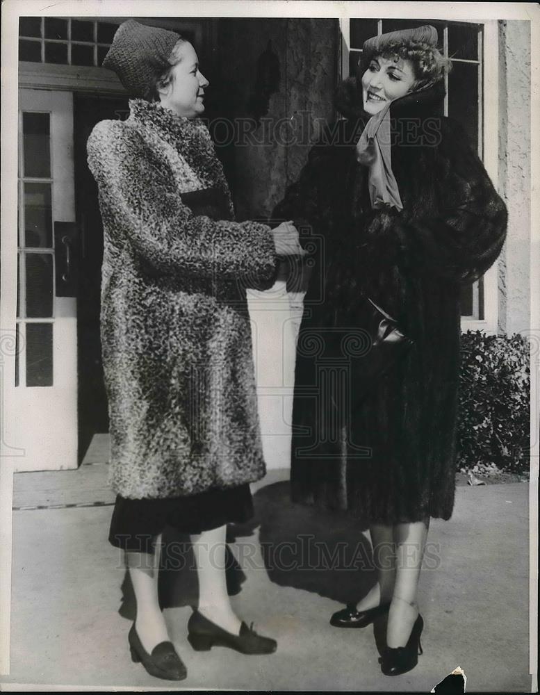 1939 Press Photo Julia Smith of NTTC welcomes soprano Leonora Corona to college - Historic Images